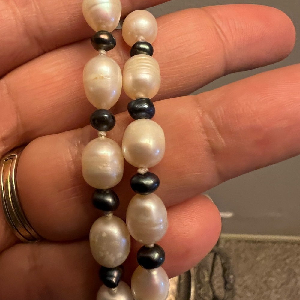 White and peacock genuine cultured pearl necklace - Picture 4 of 7